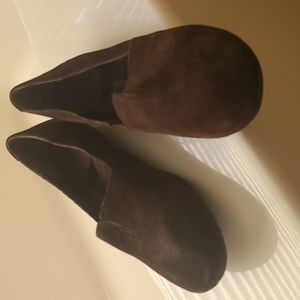 New! Born dark brown size 6 flats